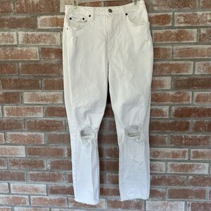 Abercrombie & Fitch Curve Love High Rise Mom Jeans Distressed Size 2 / 26 White